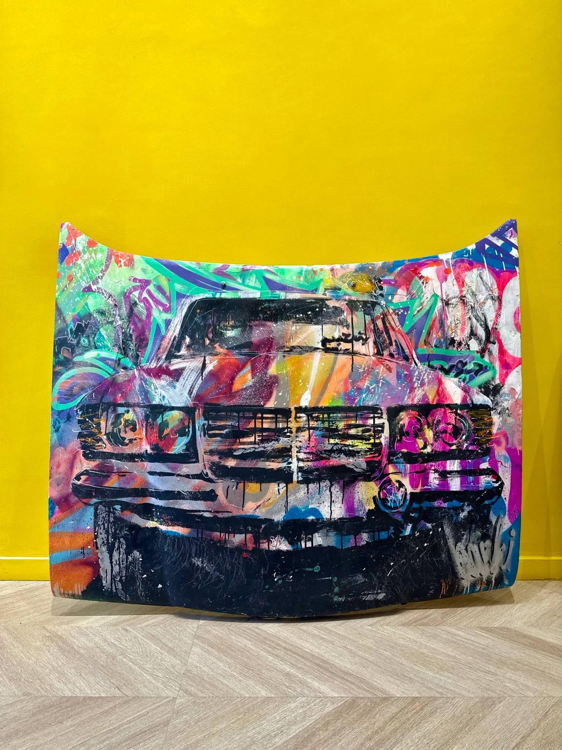 Capot peint représentant une Mercedes par Cheaib El Barki, œuvre originale de 150 × 150 cm