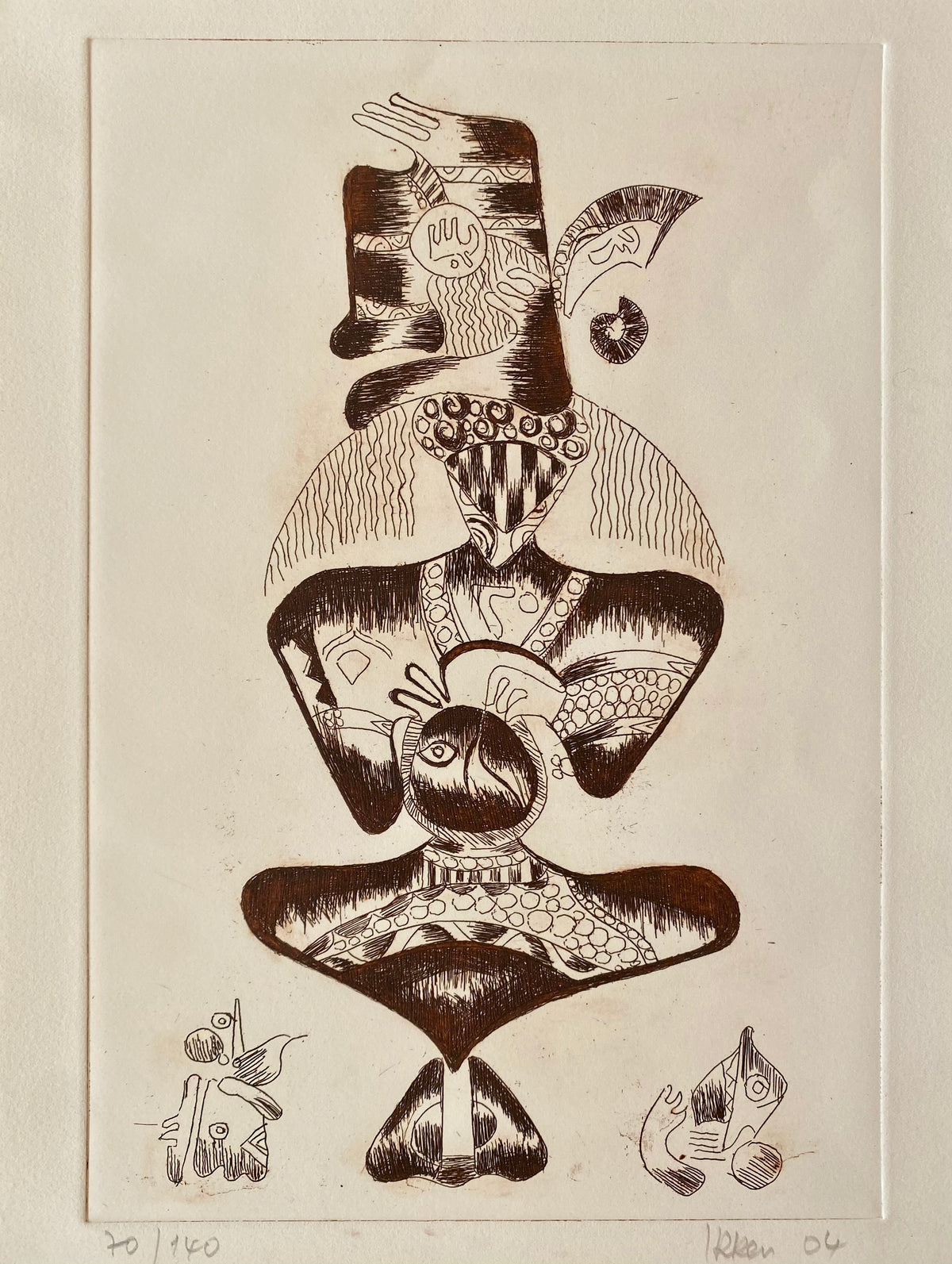 Personnage fantastique aux motifs bruns — Aissa Ikken, 35 × 25 cm